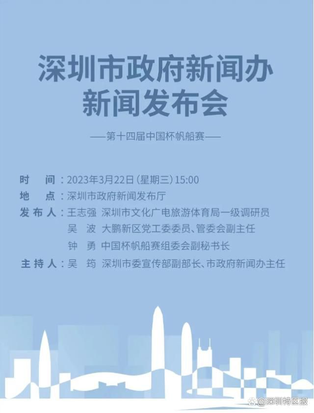 当他走进卧室的时候，萧初然已经洗完澡，换上了一件淡紫色的真丝吊带睡衣。